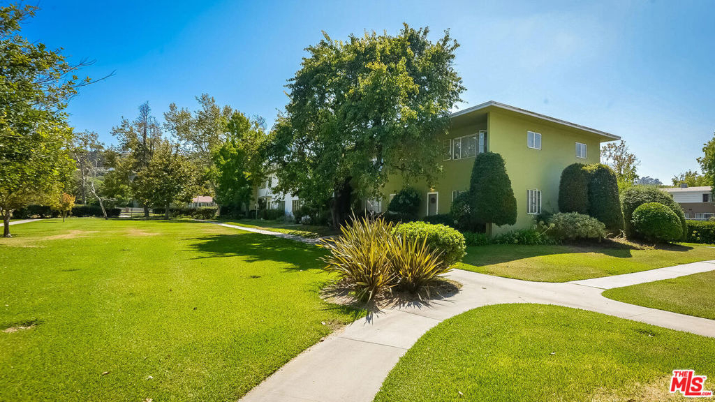5262 Village Green - Photo 16