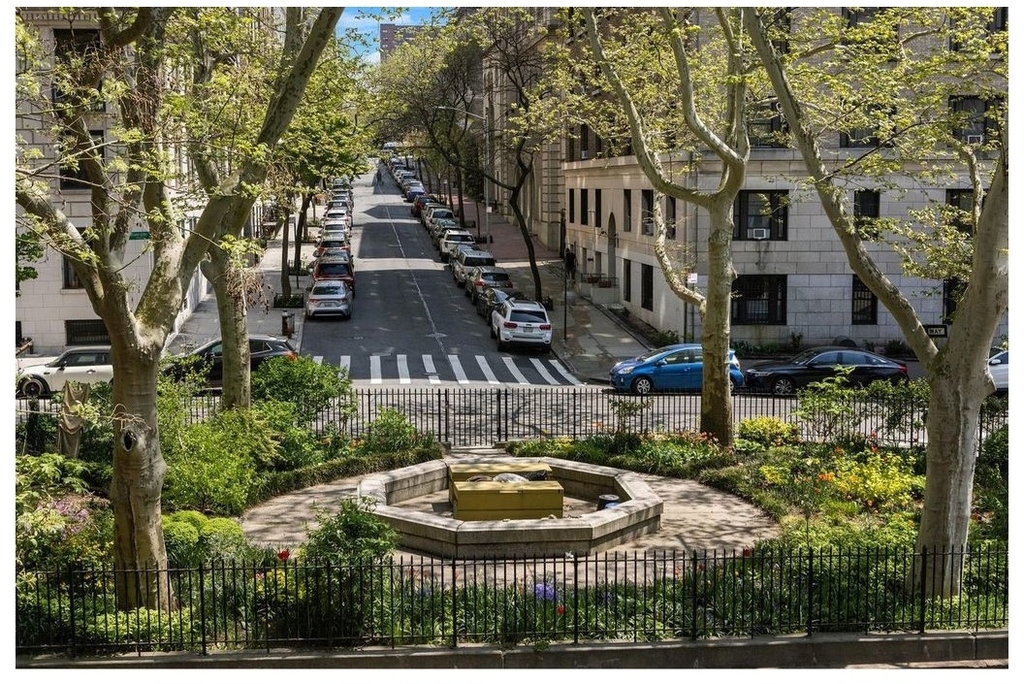 775 Riverside Drive - Photo 2