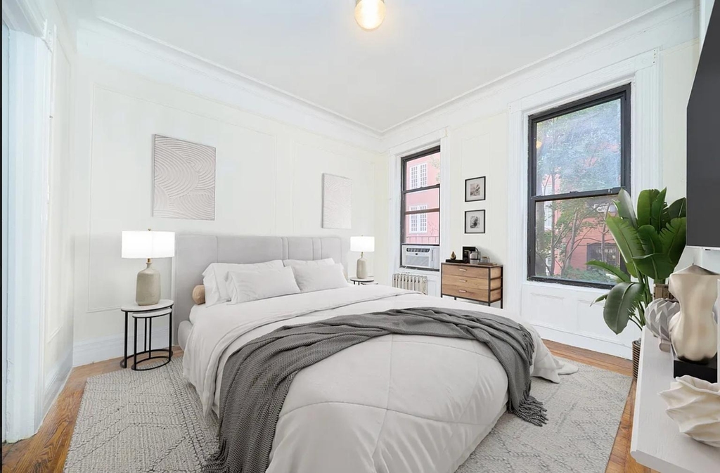 414 E 89th Street - Photo 2