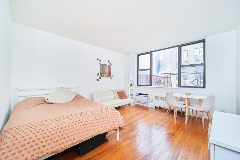 400 W 45th Street - Photo 2