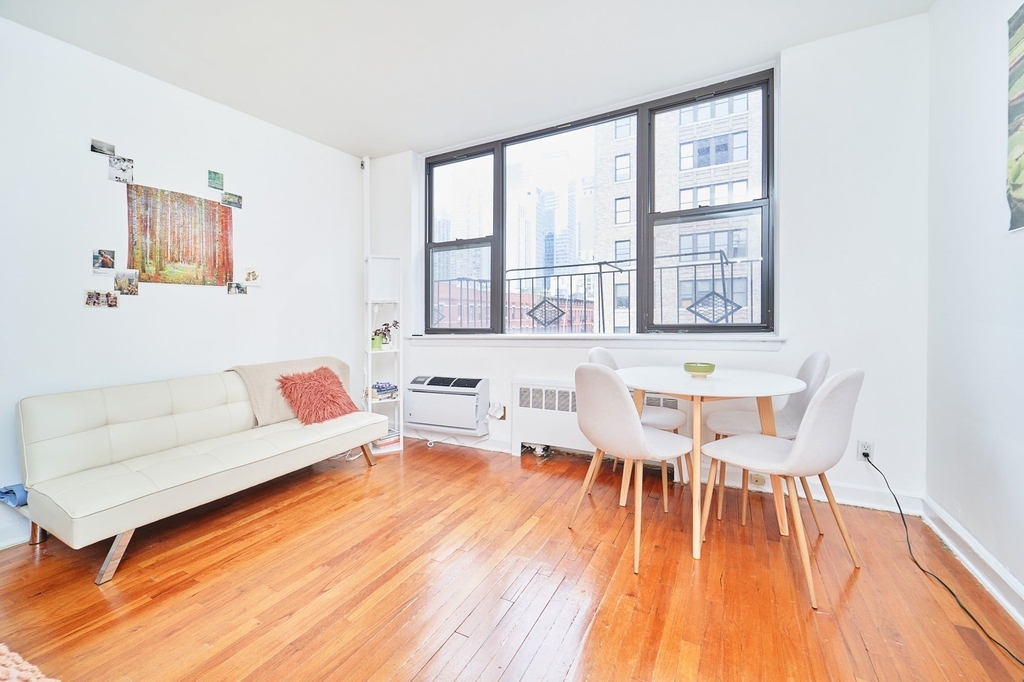 400 W 45th Street - Photo 0