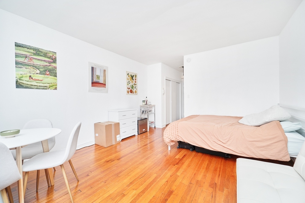 400 W 45th Street - Photo 3
