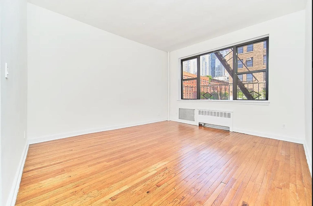 400 W 45th Street - Photo 1