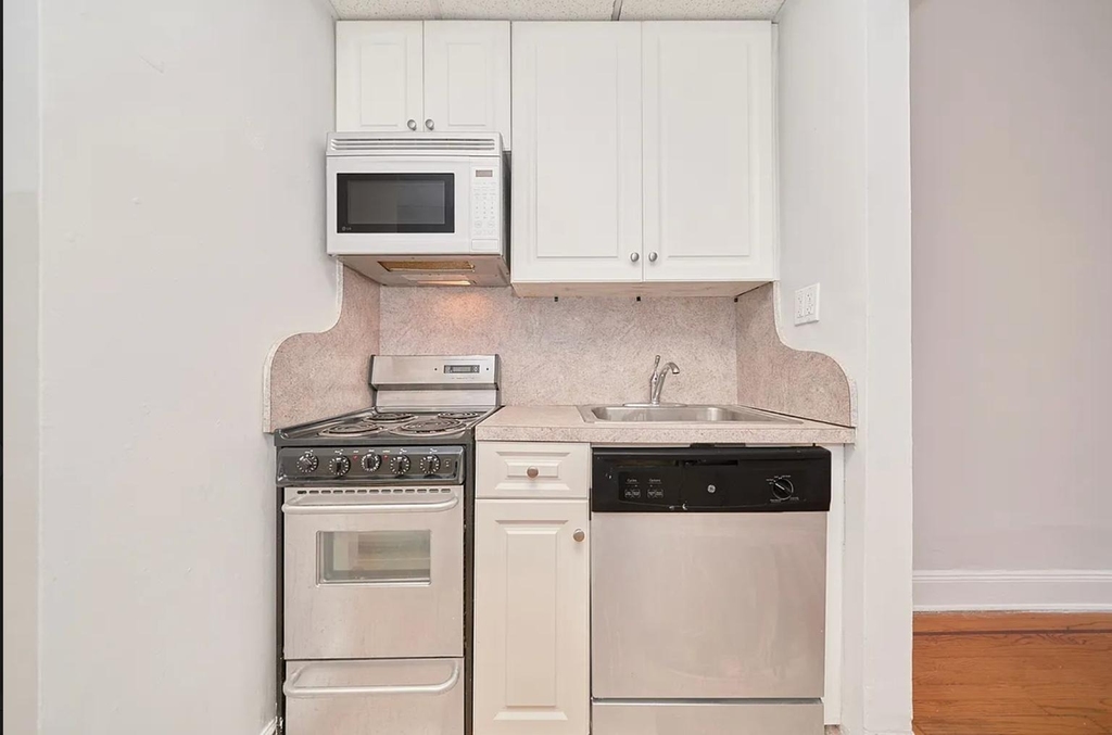 331 W 43rd Street - Photo 3