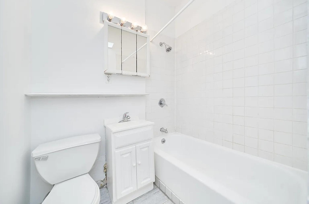 331 W 43rd Street - Photo 4