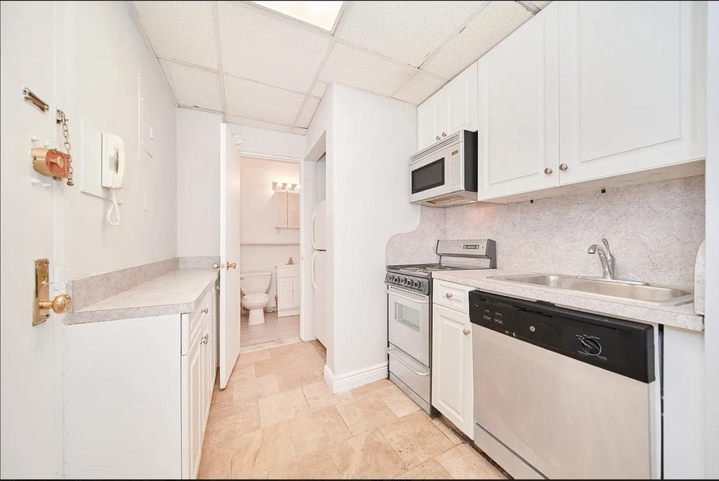 331 W 43rd Street - Photo 1