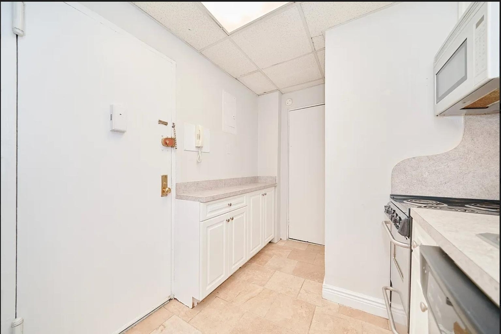 331 W 43rd Street - Photo 2