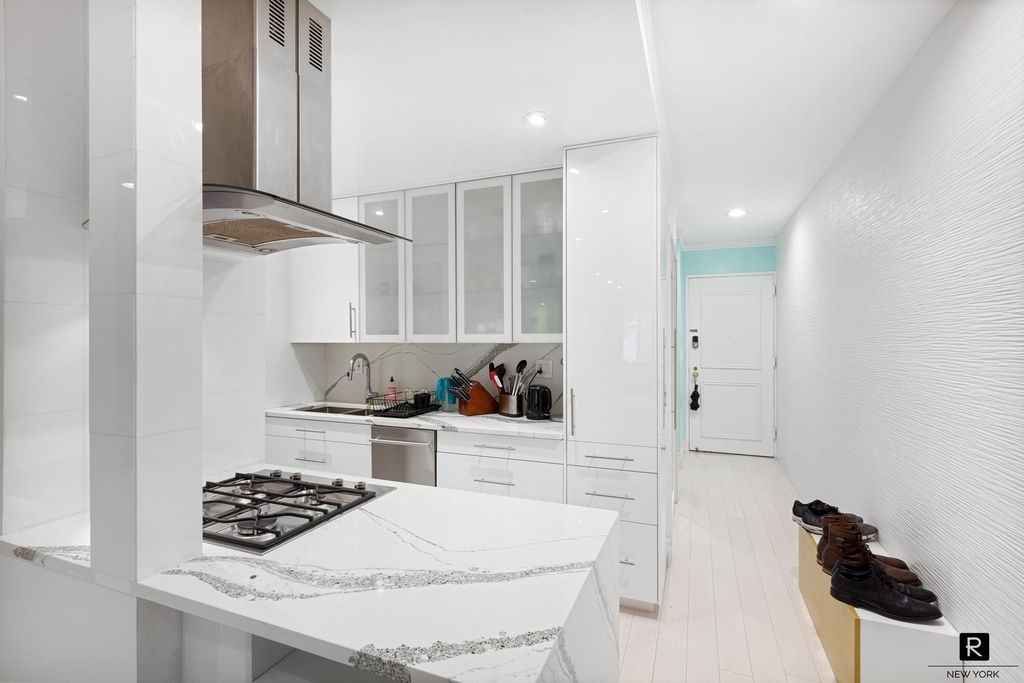 106 Central Park S - Photo 5