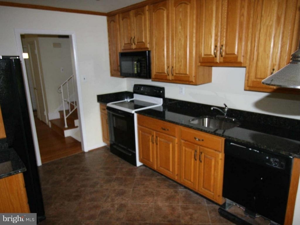 1103 Roberta Court - Photo 2