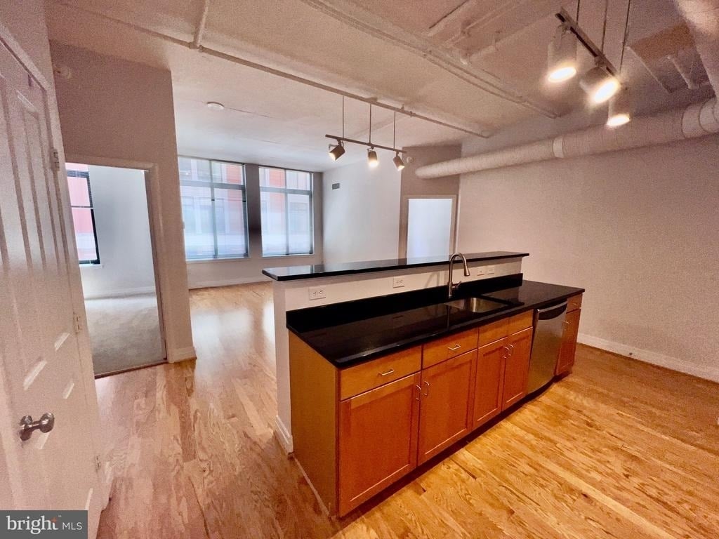 1205 N Garfield Street - Photo 3