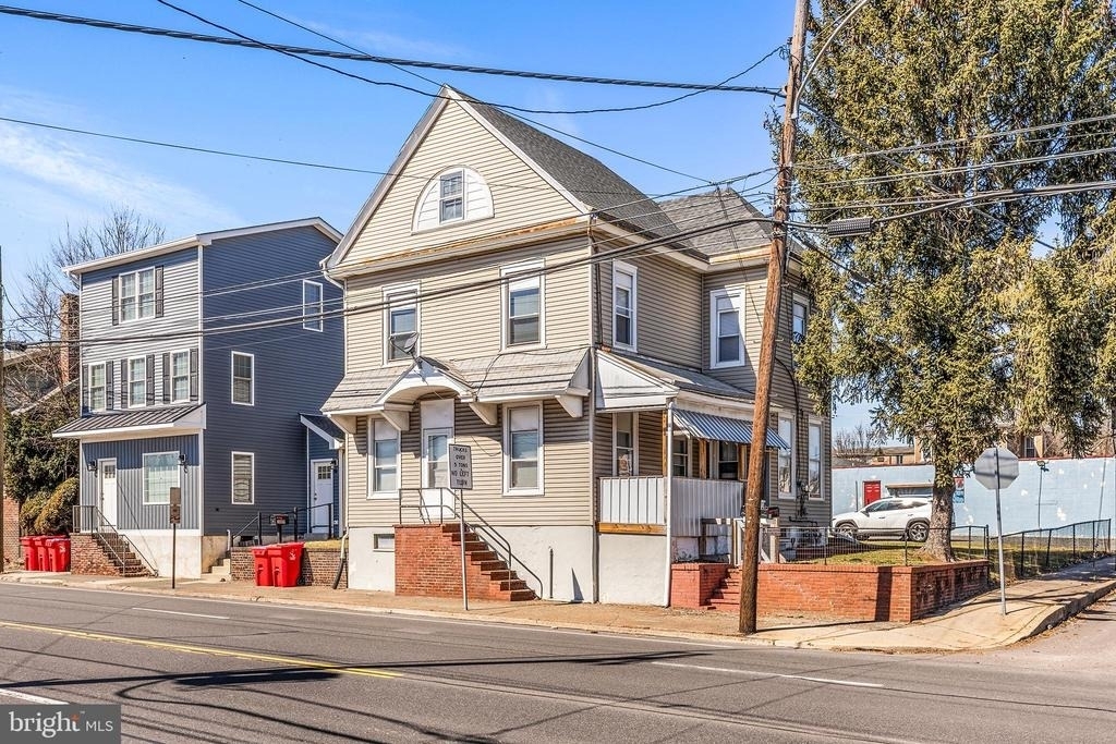 1001 W High Street - Photo 0