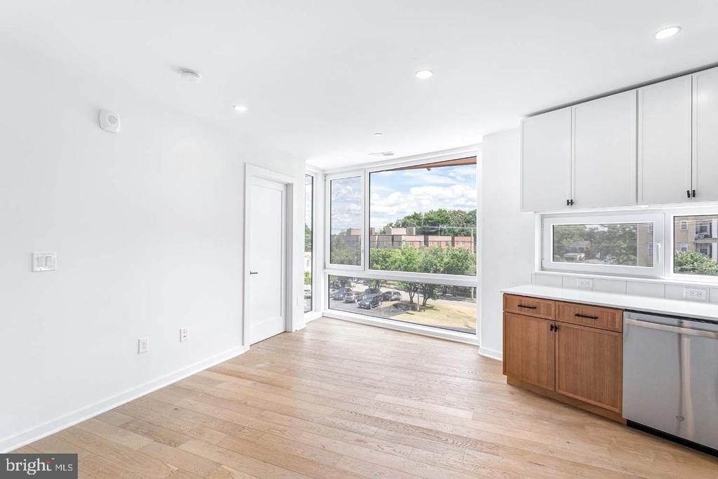 1522 Rhode Island Avenue Ne - Photo 2
