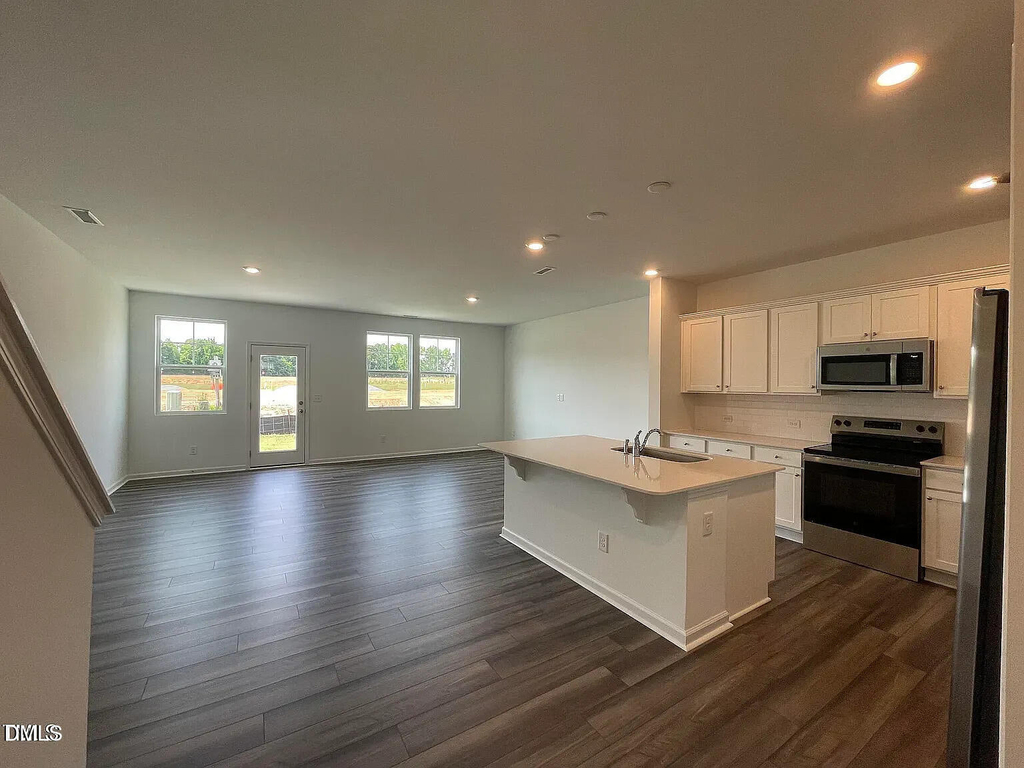 277 Paramount Drive - Photo 4