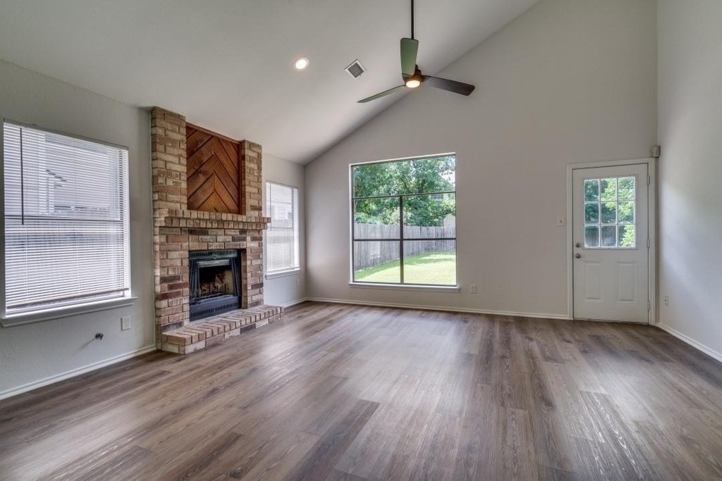 15902 De Peer Ave - Photo 2