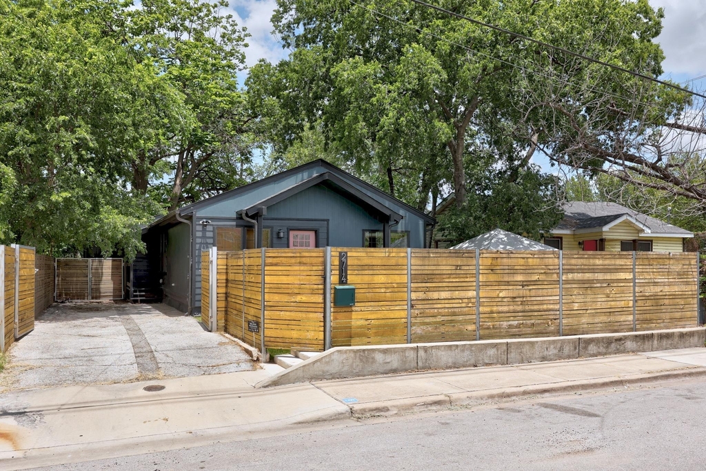 2714 E 2nd St - Photo 31