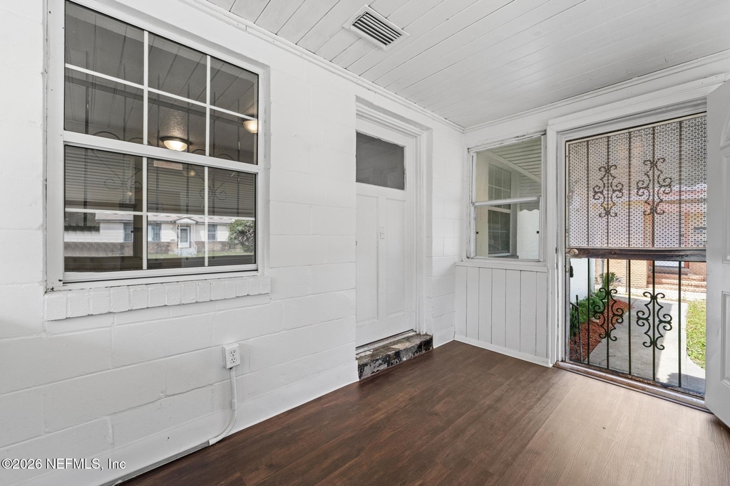 1424 W 9th Street - Photo 2