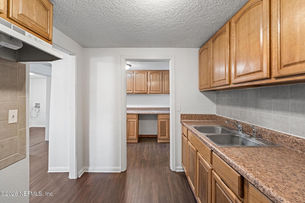 1424 W 9th Street - Photo 5