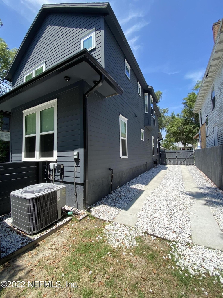 1139 N Market Street - Photo 9