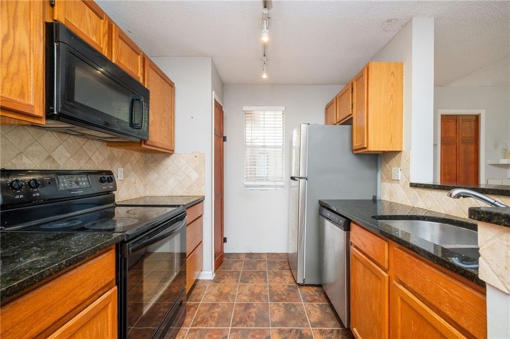 915 Wentworth Court - Photo 10