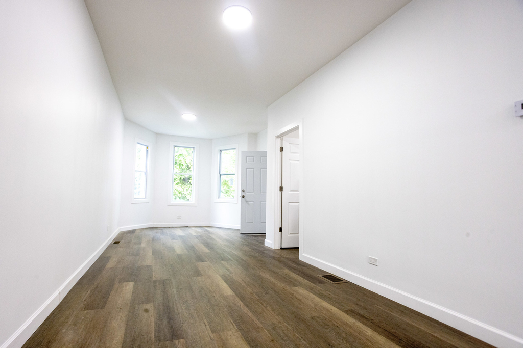 8739 S Colfax Avenue - Photo 2