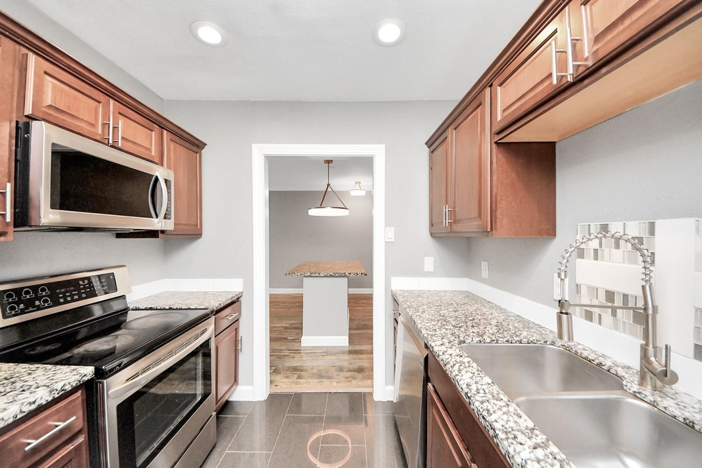 2224 S Piney Point Road - Photo 9