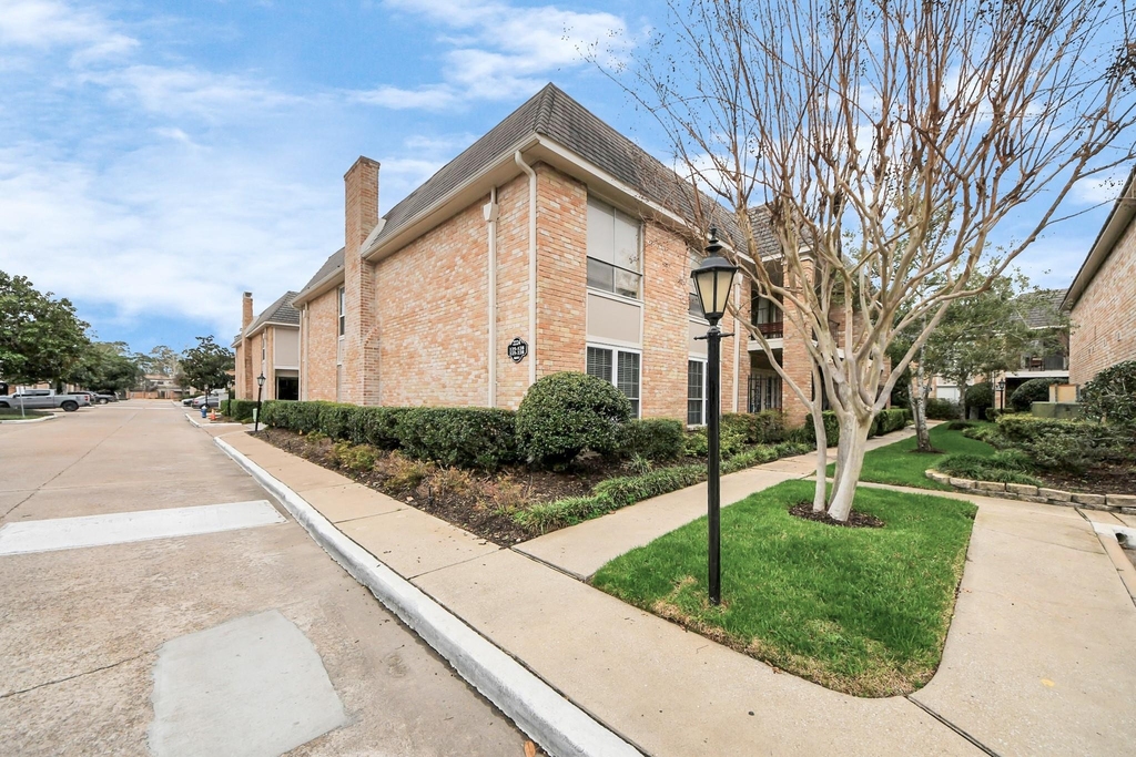 2224 S Piney Point Road - Photo 2