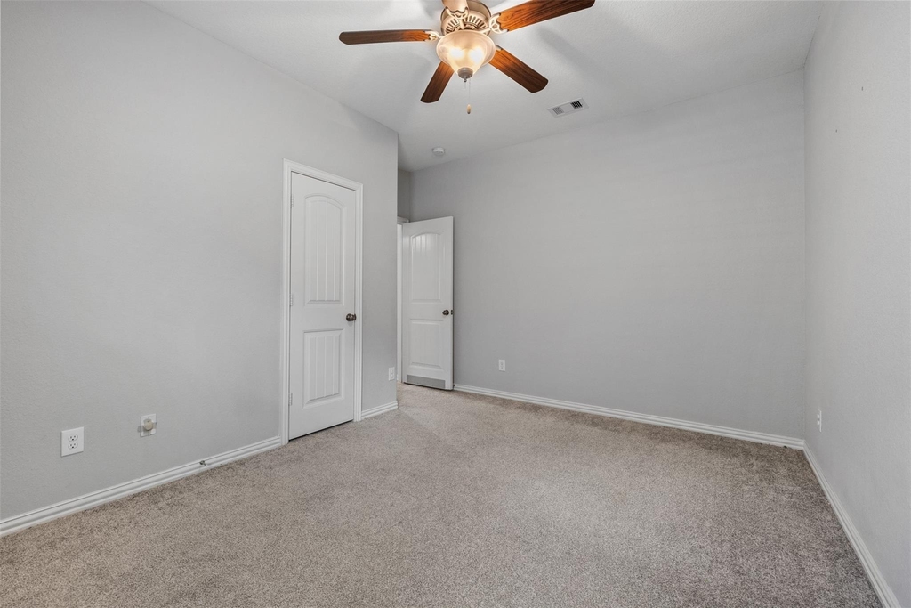 636 Maple Point Drive E - Photo 16