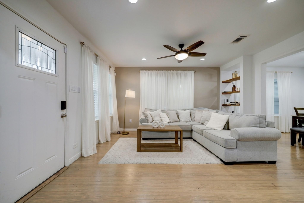 4801 Avenue H - Photo 3