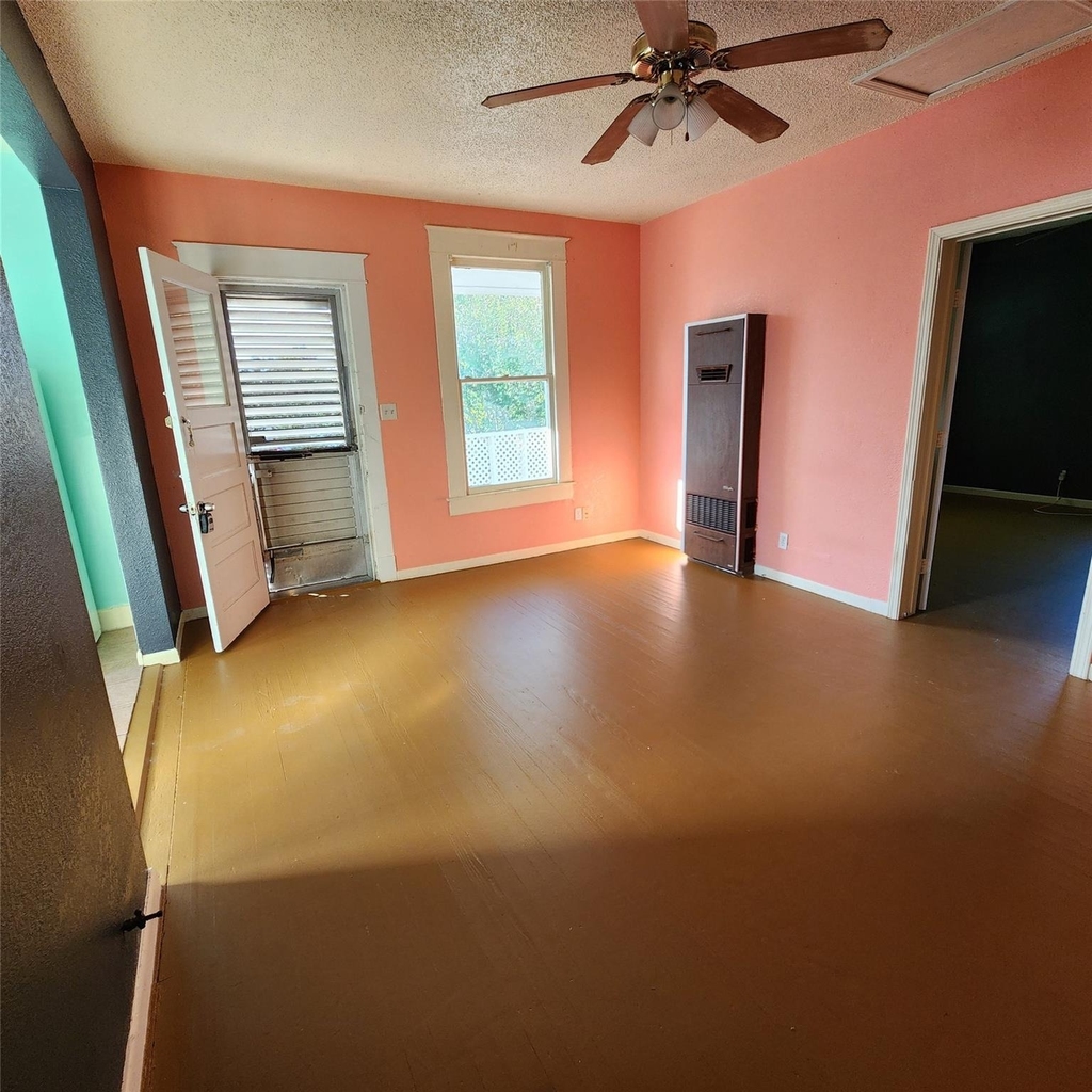4401 Avenue Q 1/2 - Photo 3