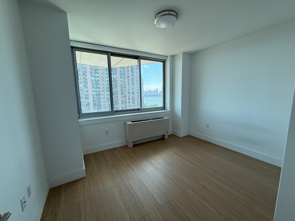 Center Boulevard - Photo 1