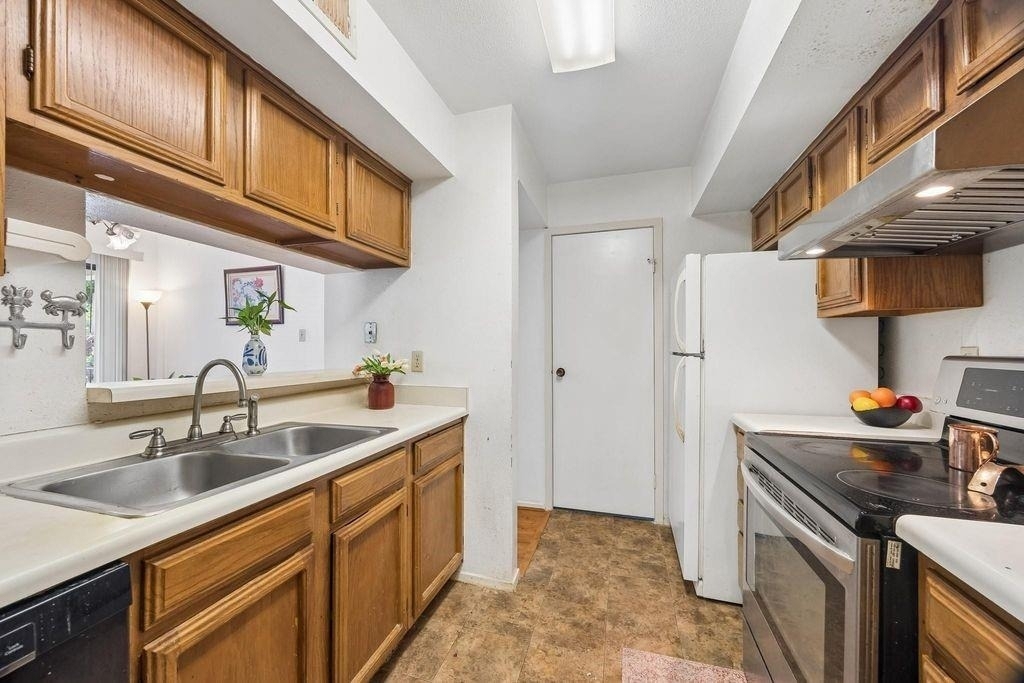 6602 Harbor Town Drive - Photo 4