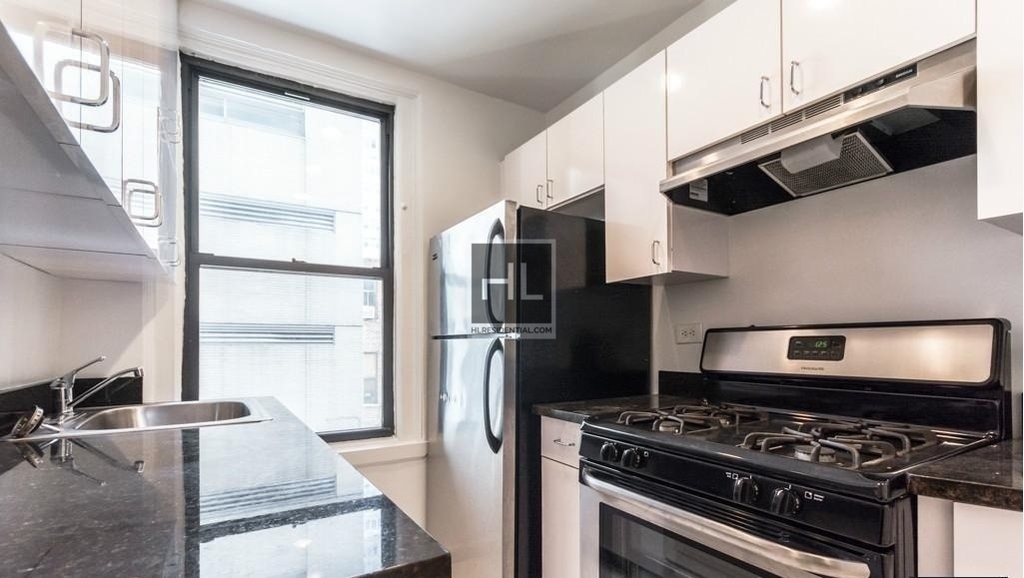 East 37 Street - Photo 2