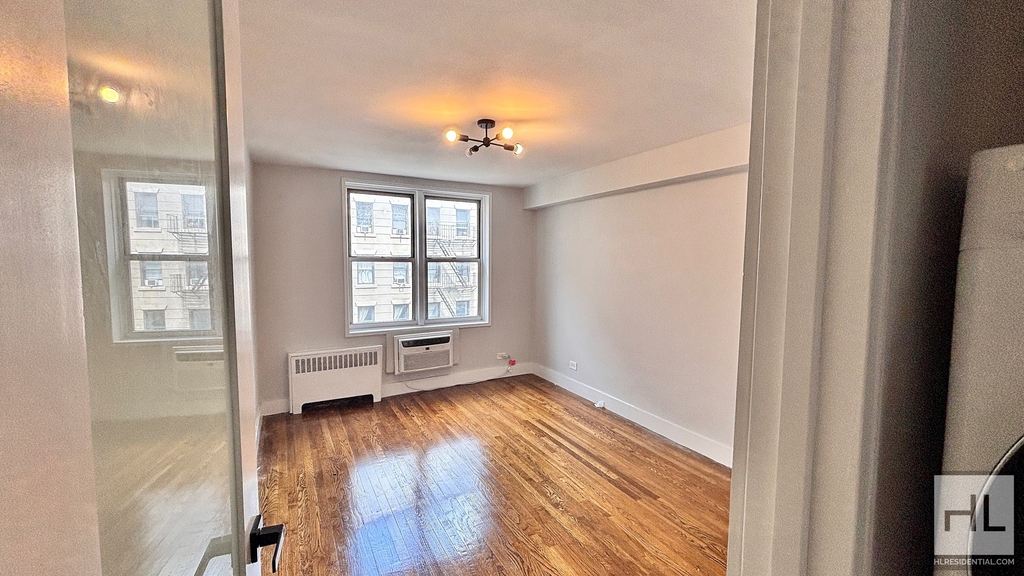 East 58 Street - Photo 0