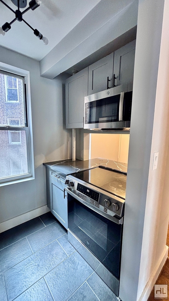 East 58 Street - Photo 4