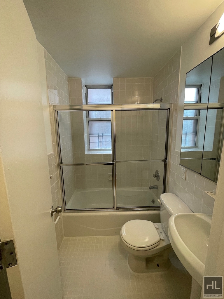 York Avenue - Photo 2