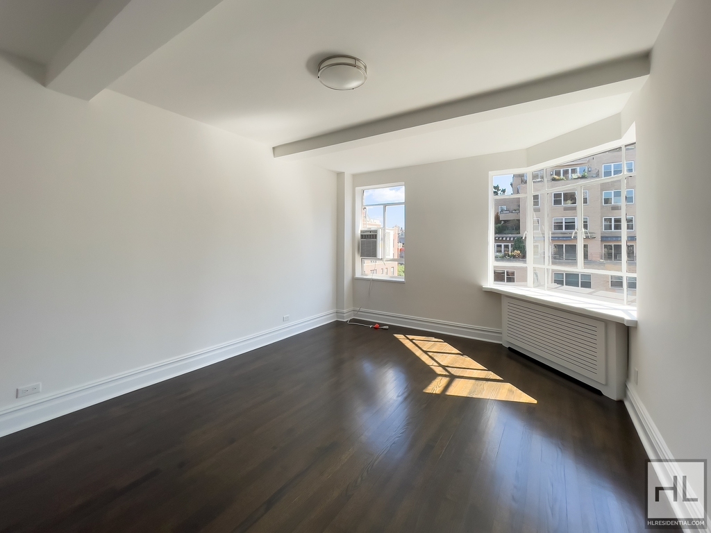 Fifth Avenue - Photo 2