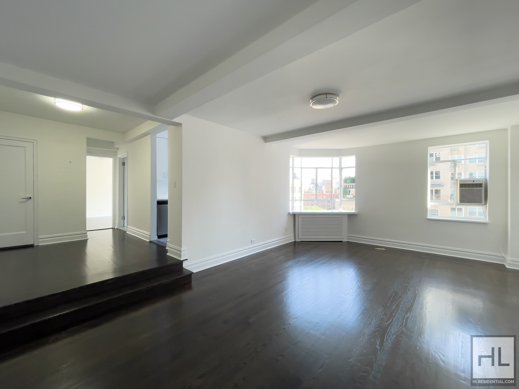 Fifth Avenue - Photo 1