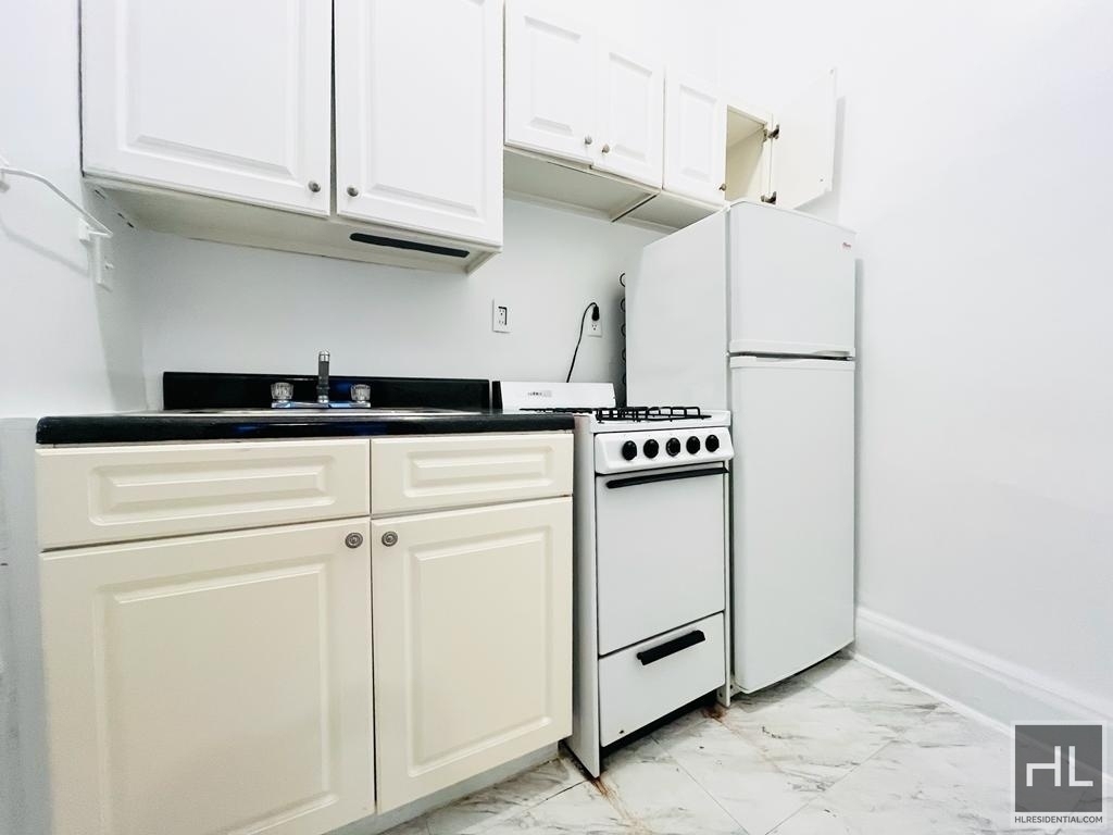 East 55 Street - Photo 4