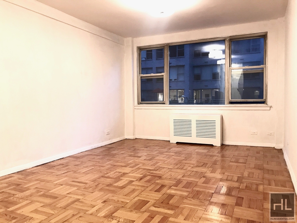 East 55 Street - Photo 0