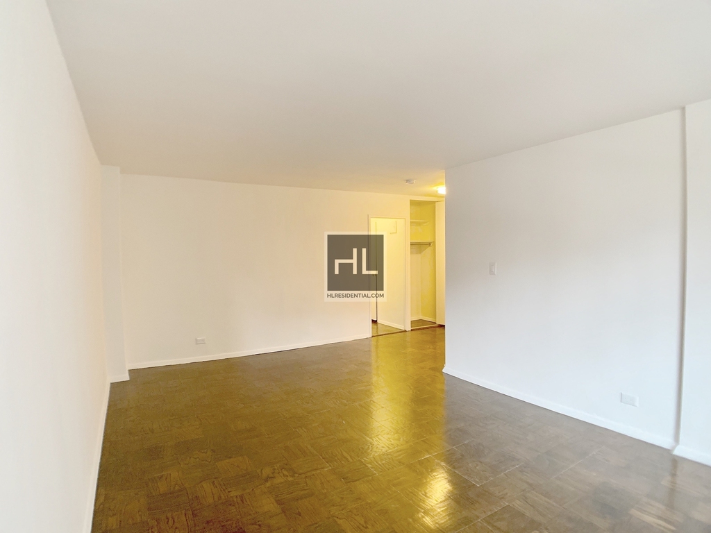 E 16 St - Photo 1