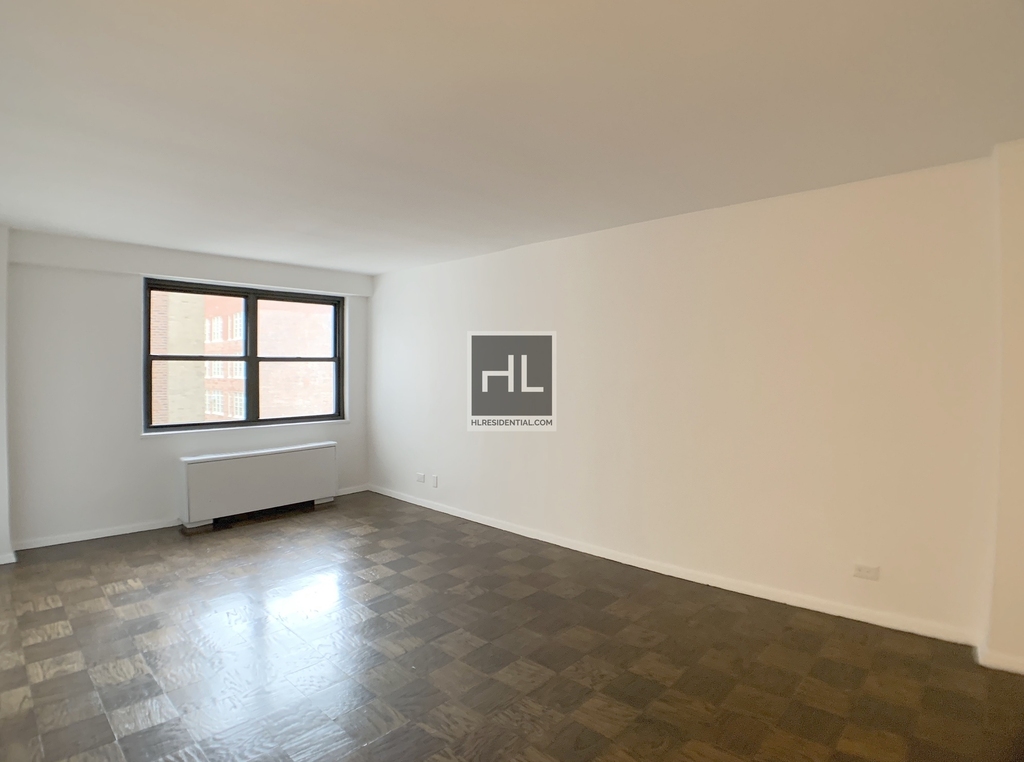 E 16 St - Photo 0