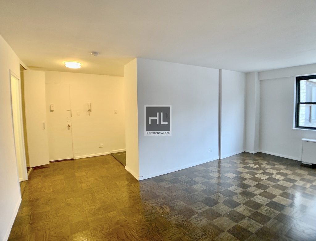 E 16 St - Photo 2