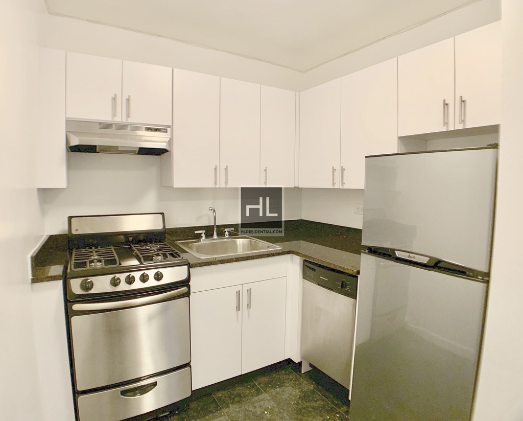 E 16 St - Photo 3