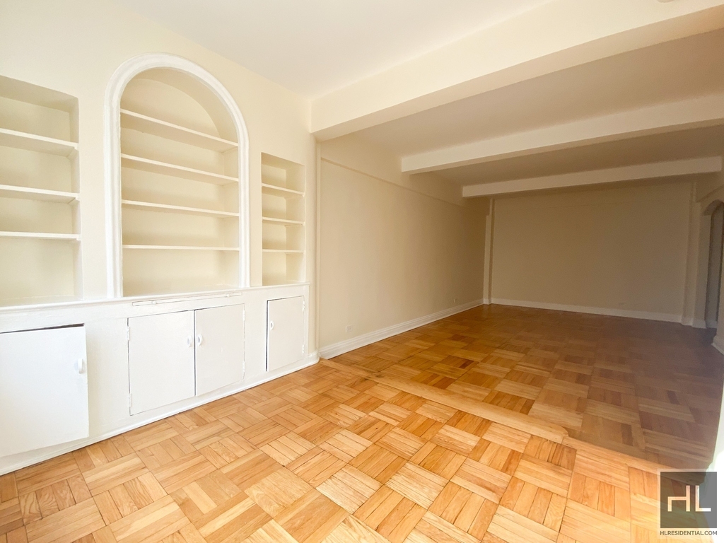 East 56 Street - Photo 1