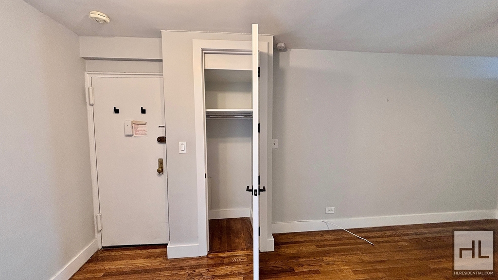 East 58 Street - Photo 3
