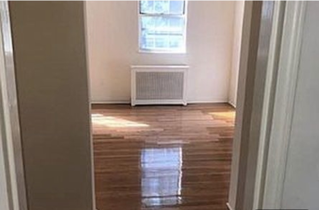 77-32 Vleigh Place - Photo 1