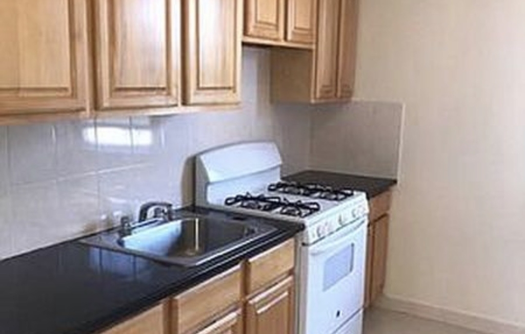 77-32 Vleigh Place - Photo 2