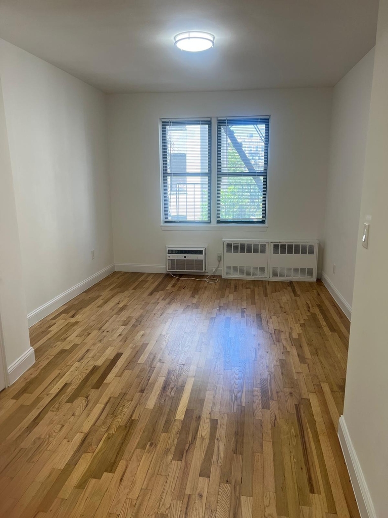 East 10th Street - Photo 2