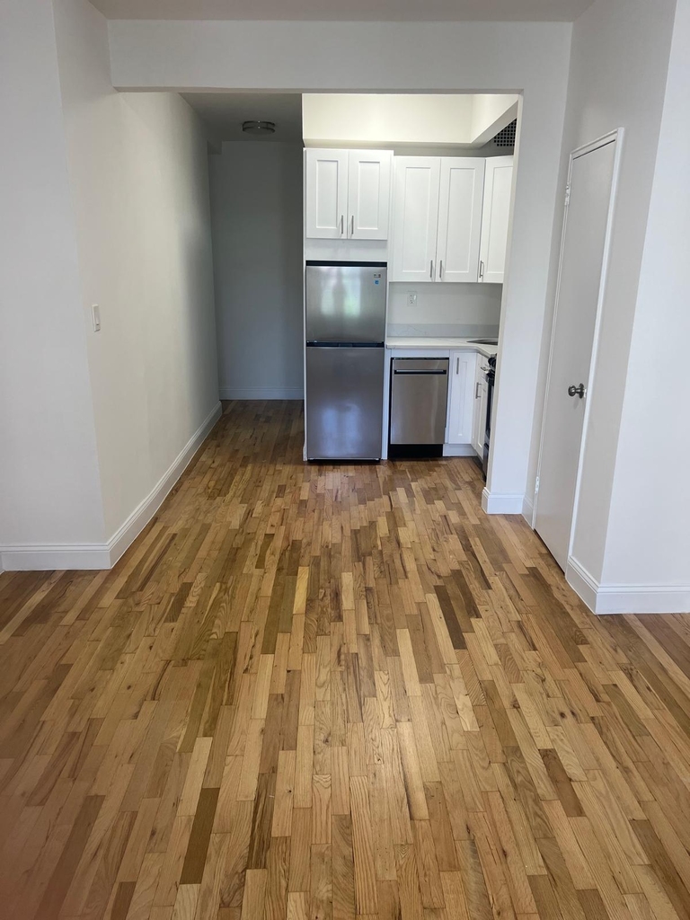 East 10th Street - Photo 4