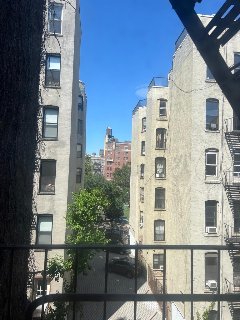 East 10th Street - Photo 3